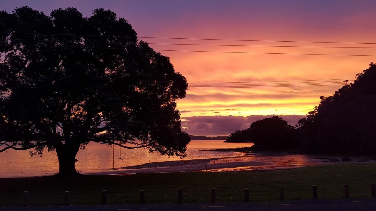 Готель Oamaru Bay Tourist Park Coromandel Екстер'єр фото